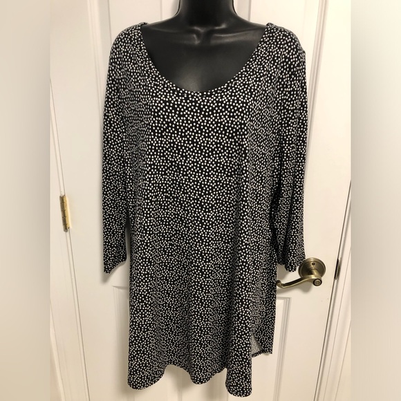 Lane Bryant high/low tunic. 2X (18-20) 3/4 sleeves. Rounded bottom. - Picture 3 of 9